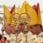 vaticano-excomunga-bispos-e-padres-cism