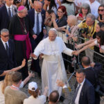 Vaticano restringe homilias femininas, desafiando visão de Leo XIV Leo XIV
